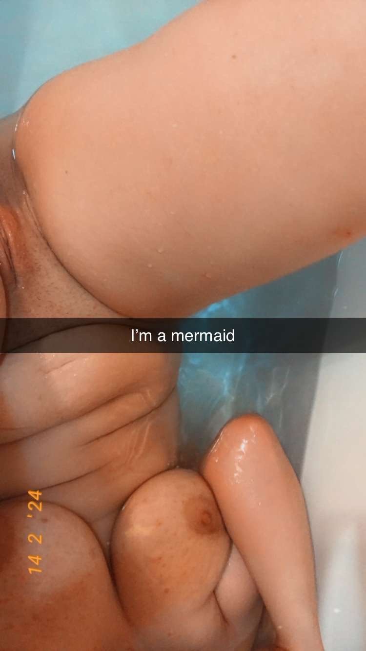 E-Girl MILF is spreading Wide and fingering deep #rB0Vedzy