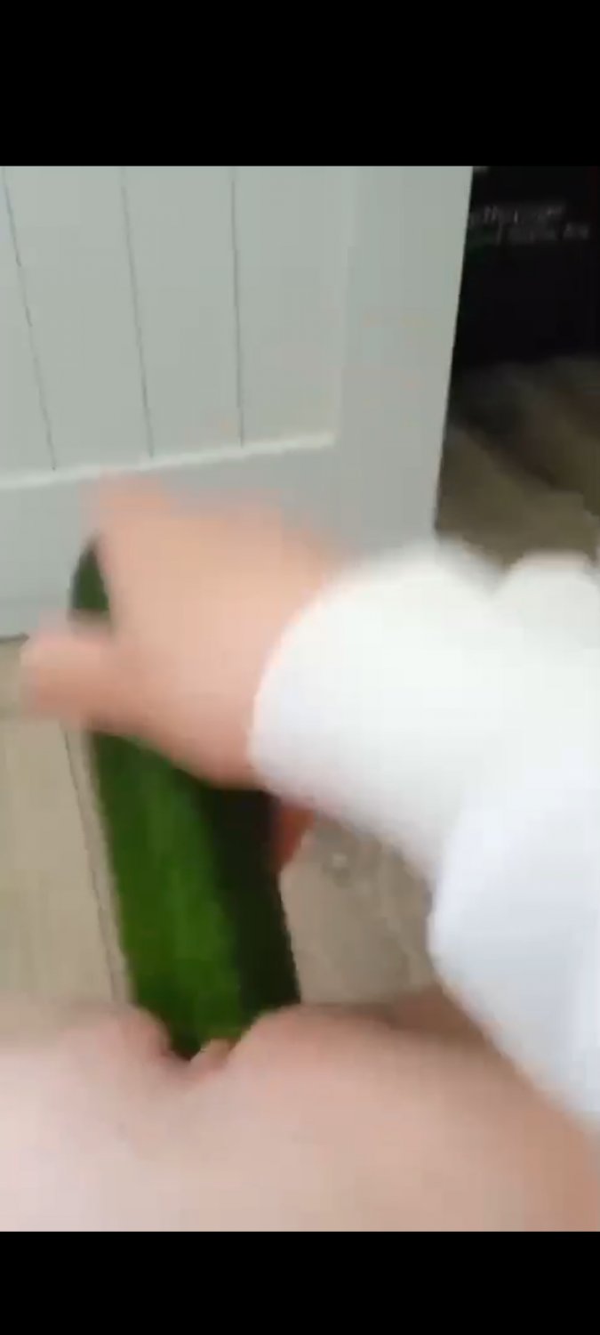 Sexy women playing with vegetables #qZxTvguW